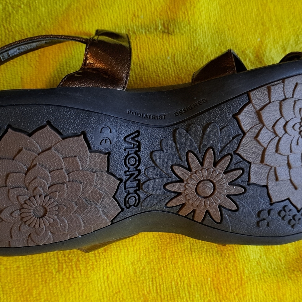 VIONIC like new 3 strap SANDALS great ARCH SUPPORT - Picture 7 of 8
